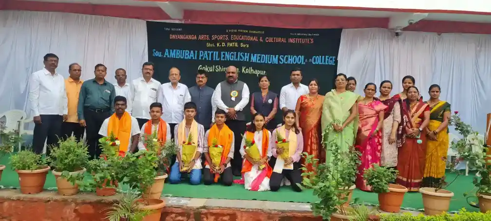 आंबूबाई पाटील इंग्लिश मीडियम स्कूल दहावी गुणवंत विद्यार्थ्यांचा सत्कार
